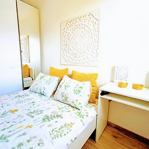  Habitación en casa particular Private In Renovated - Tram 1 Min Walk
